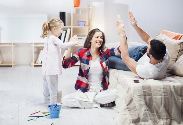 Ung familj avkopplande — Stockfoto