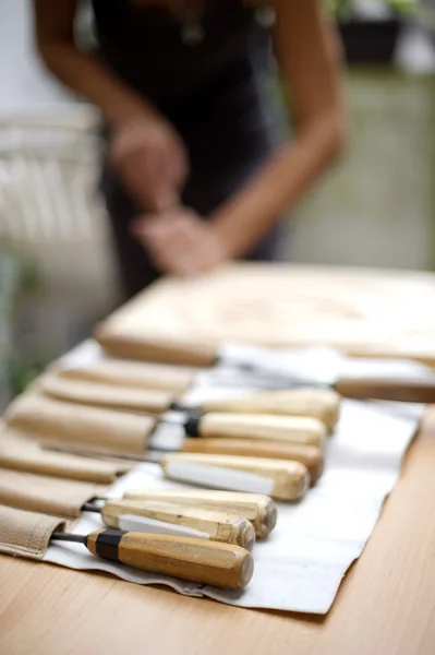 Tallado en madera sobre mesa con artista — Foto de Stock