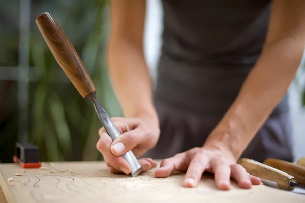 Tallado en madera sobre mesa con artista — Foto de Stock