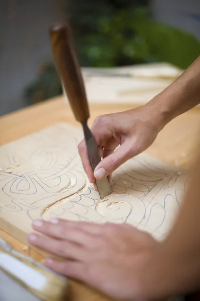 Tallado en madera sobre mesa con artista — Foto de Stock