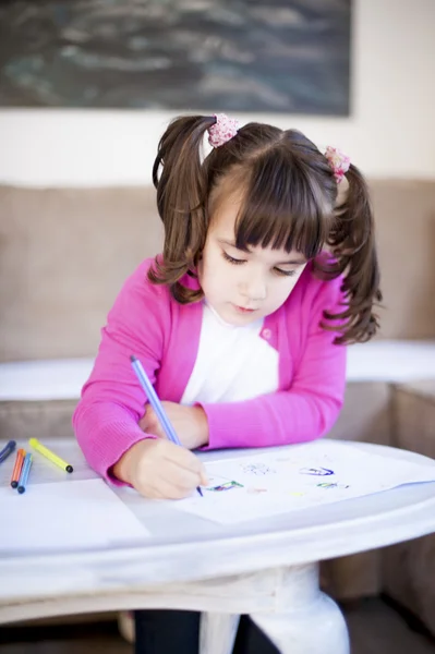 Menina desenho com marcadores na sala de estar — Fotografia de Stock