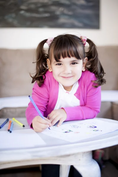 Girl drawing with markers in living room — Stock Photo, Image