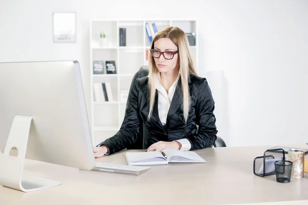 Geschäftsfrau junge Frauen im Amt — Stockfoto