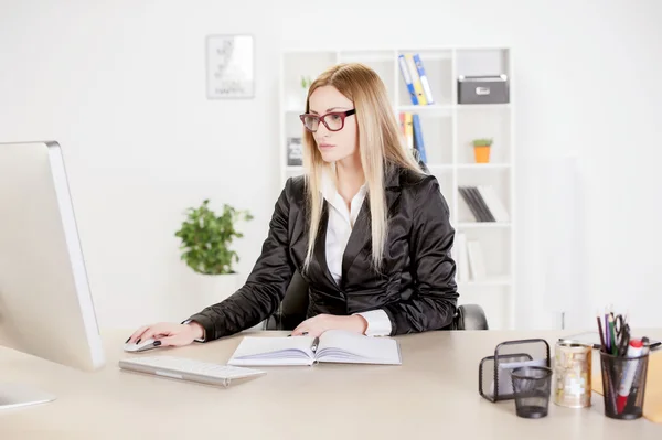 Business young women in office — Stock Photo, Image