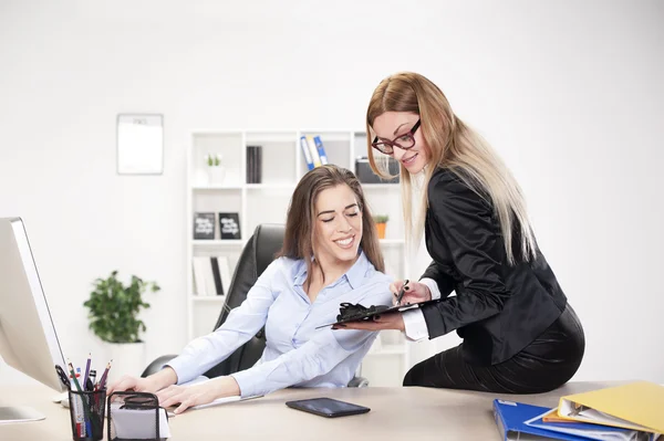 Business woman in office environment — Stock Photo, Image