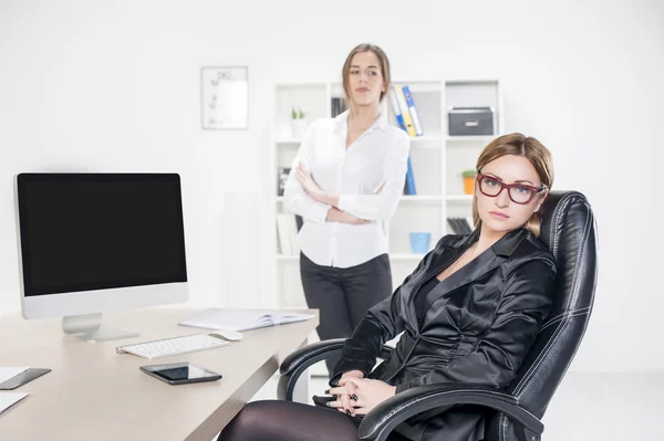 Ofis ortamında iş kadını — Stok fotoğraf