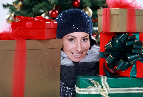 Mujer joven preparando regalos para Navidad, tomas de estudio —  Fotos de Stock