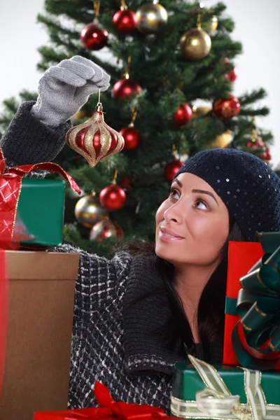 Mujer joven preparando regalos para Navidad, tomas de estudio —  Fotos de Stock