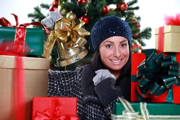 Mujer joven preparando regalos para Navidad, tomas de estudio —  Fotos de Stock