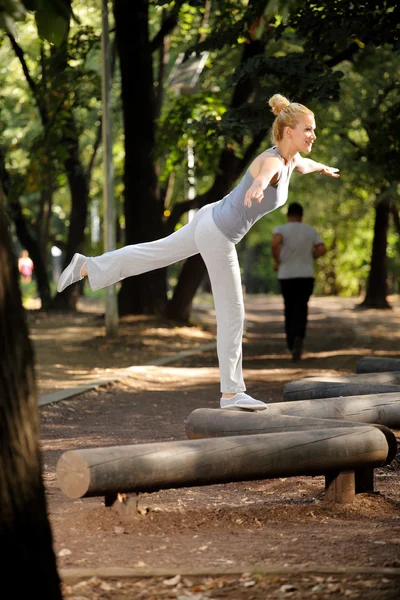 Menina bonita no parque se preparando para o treinamento de fitness — Fotografia de Stock