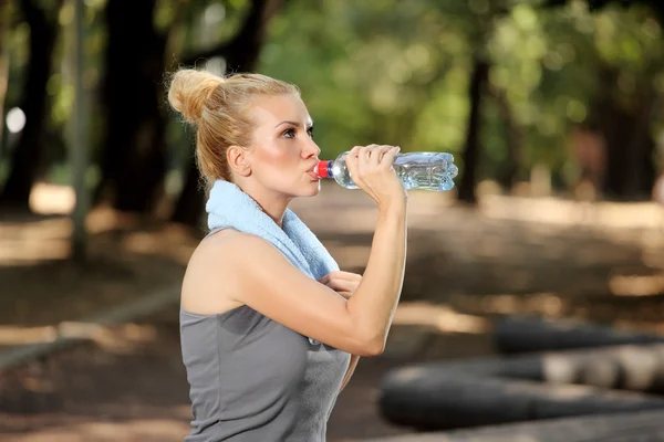 Krásná dívka v parku, příprava na fitness trénink — Stock fotografie