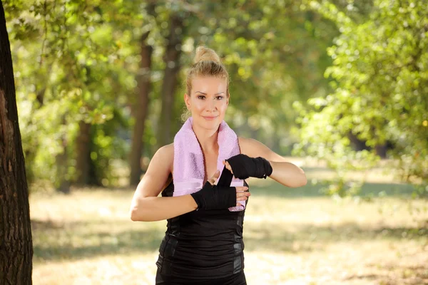 Girl in boxing guard exercise — Stock Photo, Image