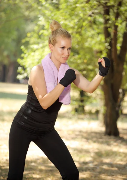 Ragazza in boxe guardia esercizio — Foto Stock