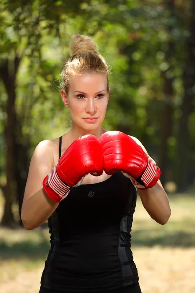Boxerin mit Handschuhen — Stockfoto