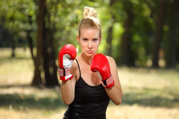 Boxeador chica con guantes — Foto de Stock