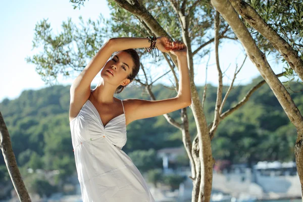 Menina bonita em um vestido branco — Fotografia de Stock