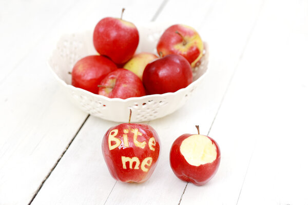 Яблоки со словами укусить меня
