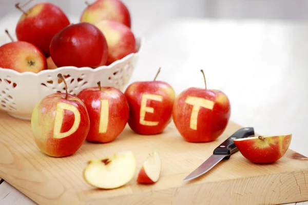 Червоні яблука зі словом дієта — стокове фото