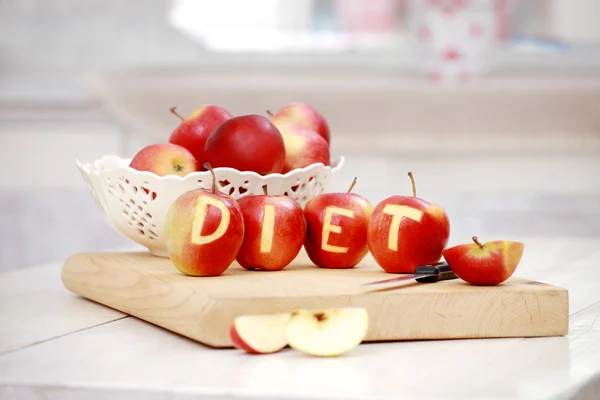 Червоні яблука зі словом дієта — стокове фото