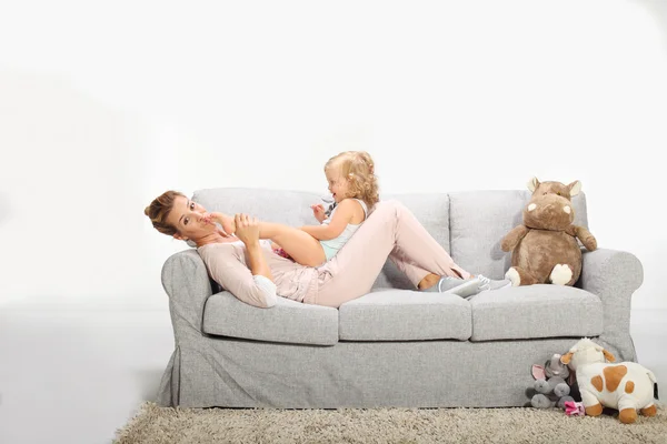 Mother playing with daughter in livingroom — Stock Photo, Image