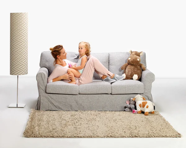 Mother playing with daughter in livingroom — Stock Photo, Image