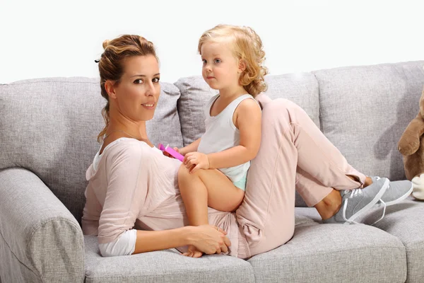 Matka s dcerou v obývacím pokoji — Stock fotografie