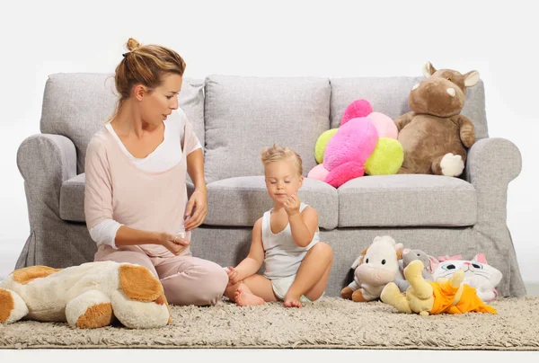 Mãe brincando com a filha na sala de estar — Fotografia de Stock