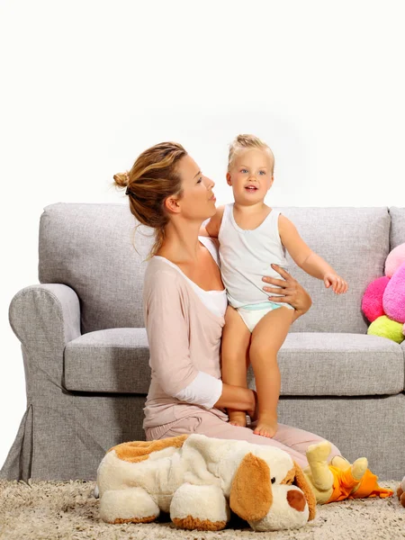 Mãe brincando com a filha na sala de estar — Fotografia de Stock