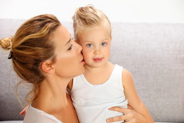 Mutter und Tochter auf schlechtem Sofa — Stockfoto