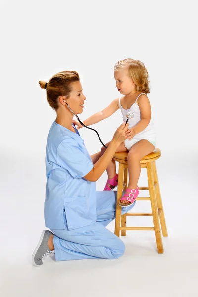 Pediatra badając baby girl — Zdjęcie stockowe