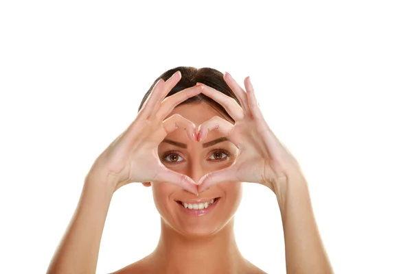 Mujer haciendo forma de corazón por las manos — Foto de Stock