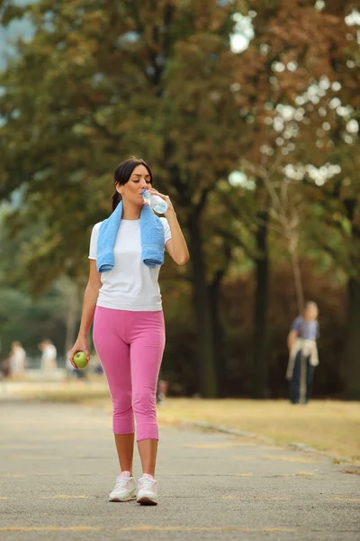 Sportliche Frau trinkt Wasser nach der Fitness — Stockfoto