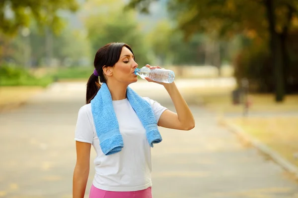 Sportovní žena pitné vody po fitness — Stock fotografie