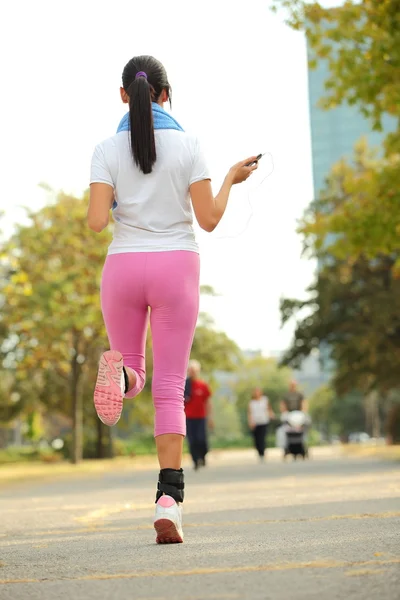 Junge Frau trainiert im Freien — Stockfoto