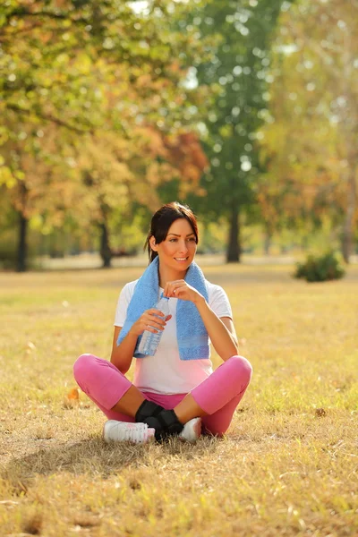 Femme avec bouteille après remise en forme — Photo