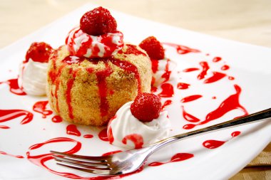 Çilek krep kırmızı şurubu ile tepesinde