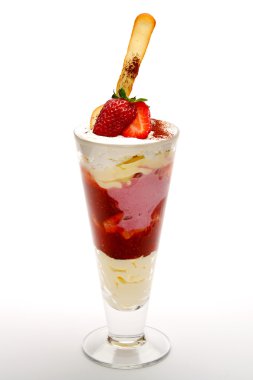 Fincan kremsi vanilya ve çilek