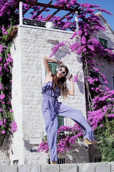 Menina andando pela cidade velha — Fotografia de Stock