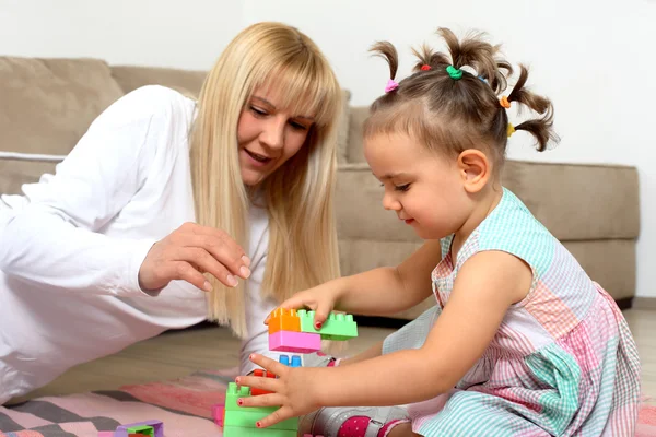 Madre e hija jugando en el salón —  Fotos de Stock