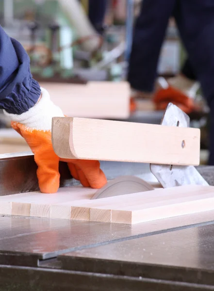 Male carpenter cutting wood — Stock Photo, Image