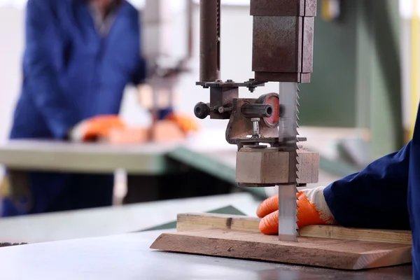 Maschio falegname taglio legno — Foto Stock