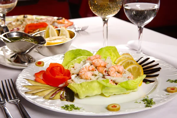 Salade de crevettes, légumes verts mélangés et tomates — Photo