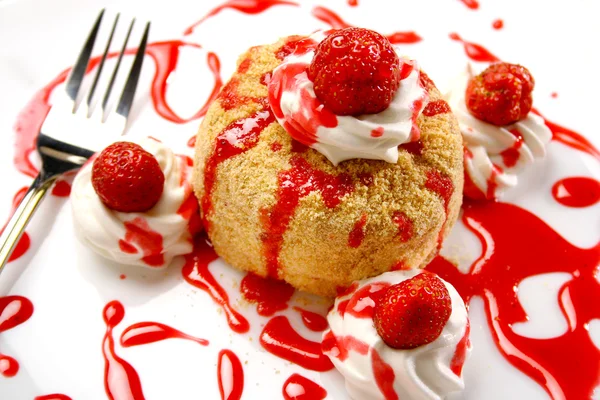 Aardbeien pannenkoeken gegarneerd met rode siroop — Stockfoto
