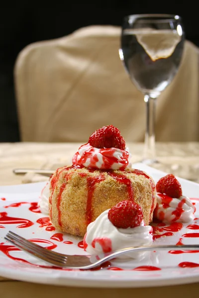 イチゴのパンケーキは、赤いシロップをトッピング — ストック写真