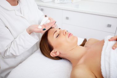 Terapistin yüz maskesi uygulama