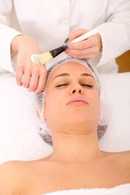 Terapistin yüz maskesi uygulama