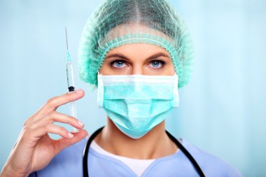 Hemşire botox enjeksiyonu hazırlanıyor