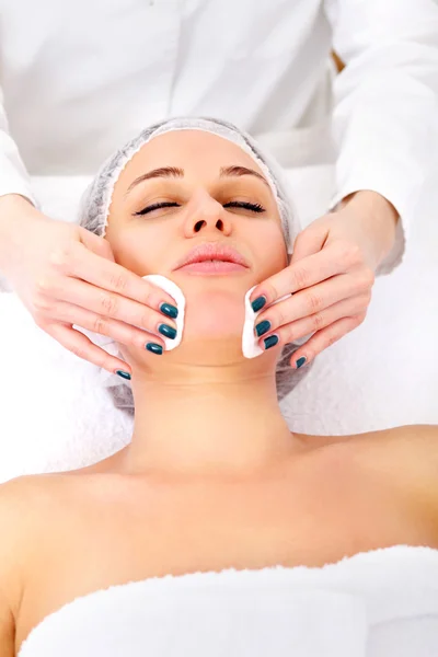 Terapeuta aplicando una mascarilla — Foto de Stock