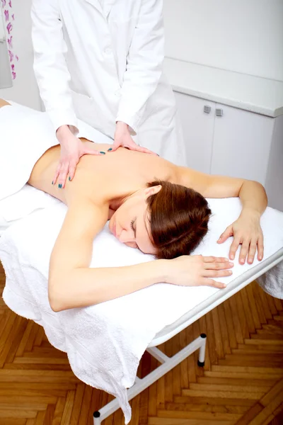 Frau bekommt Massage zurück — Stockfoto