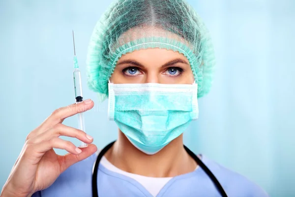 Infirmière préparant une injection de botox — Photo